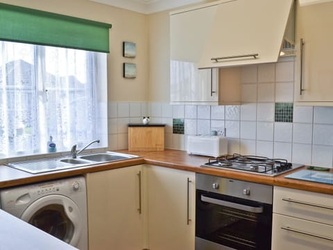 Kitchen | Sea Breeze Bungalow, Sandilands, nr. Sutton-on-Sea