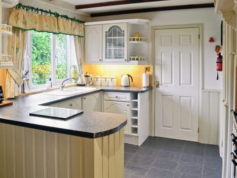 Well equipped kitchen | Alderley House, Bourton-on-the-Water