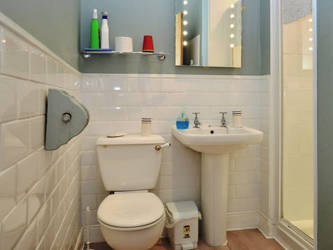 Bathroom | Gable Cottage, Keswick