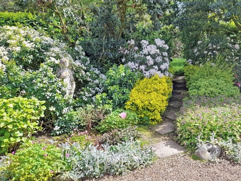 Garden | Church Farm Cottages - Stables, Lower Gresham