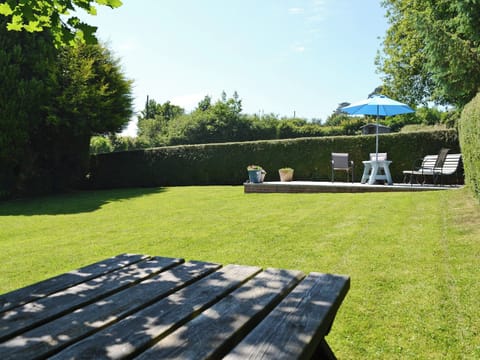 Peaceful garden with sitting-out area | Didfa, Llangoed, near Beaumaris