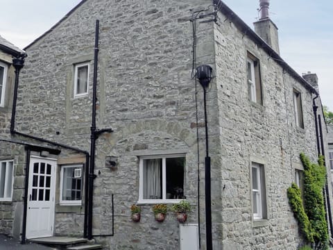 Appealing stone-built holiday home | Ivy Cottage, Giggleswick near Settle
