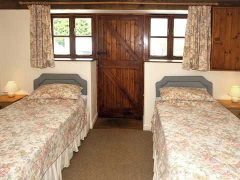 Twin bedroom | Barrowmead Cottage, Winscombe