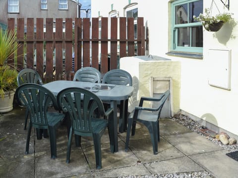 Lovely secluded sitting out area | Willow Cottage, Newquay