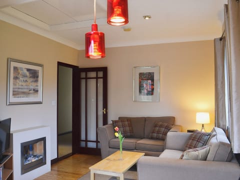 Living room/dining room | Boundary Gallery Cottage, Framlingham, nr. Woodbridge