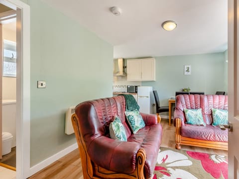 Living room/dining room | Robin Cottage - Maesydderwen Holiday Cottages, Llandeilo