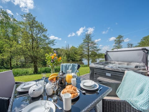 Outdoor area | Robin Cottage - Maesydderwen Holiday Cottages, Llandeilo