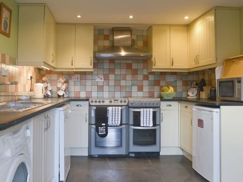 Fully appointed fitted kitchen | Speke&rsquo;s Retreat - Spekes Valley Holidays, Hartland