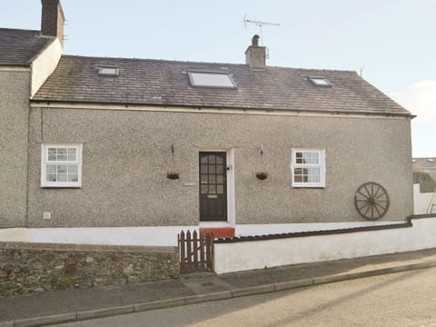 lovely holiday cottage | Hen Efail, Pen-y-sarn near Amlwch