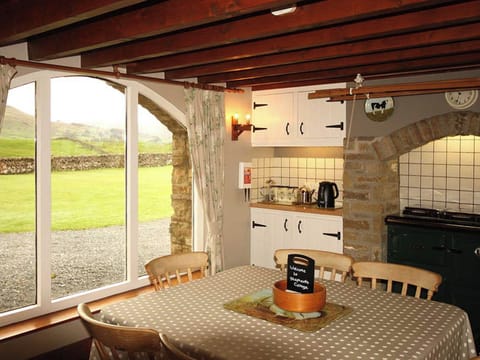 Fully appointed kitchen with dining area | Shepherd’s Cottage, Longshaw near Hawes