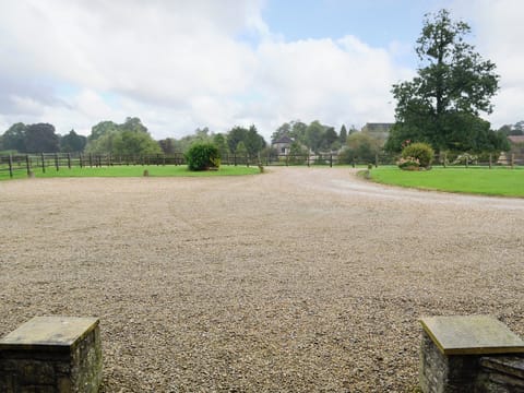 Sweeping ravel driveway and ample parking | Canon Court Farmhouse, Milborne Port, near Sherborne