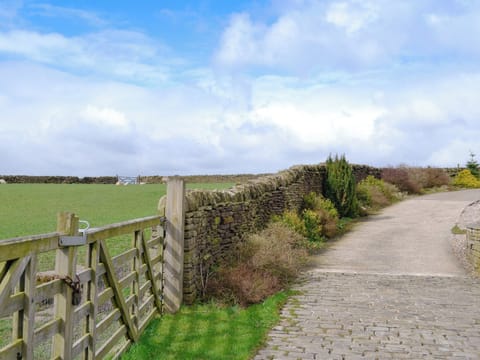 Lane leading towards the property | Hutter Hill Barn West - Hutter farm, Silsden near Skipton