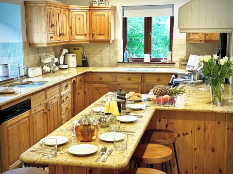 Kitchen | Anneth Lowen - Rescorla Farm Cottages, Mevagissey, near St. Austell