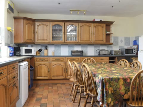 Well-equipped fitted kitchen | The Coach House, Craven Arms