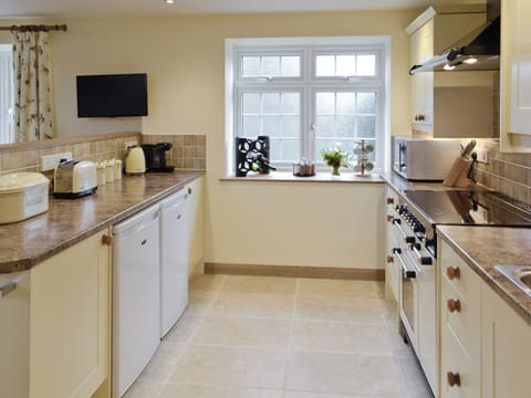 Comprehensively equipped kitchen | Herons&rsquo; Weir - Jeffries Mill Cottages, Spring Gardens, Frome