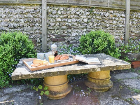 Sit and relax in the beautiful garden | Tranquillity Cottage, Winfrith Newburgh