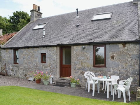 Sitting-out-area | Ross Cottage, Cairneyhill near Dunfermline