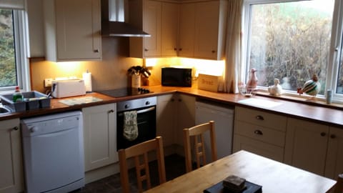 Cottage, 2 Bedrooms | Private kitchen | Fridge, microwave, stovetop, dishwasher