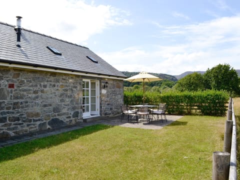 Enclosed rear lawned garden | Sgubor Ucha, Llanrhychwyn, Trefriw