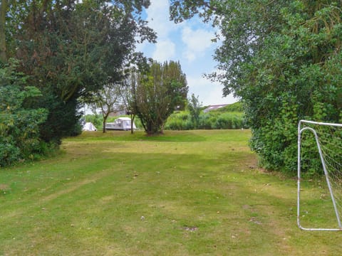 Garden leading down to the waterside | Bridge End - Bridge House Holidays, Waxham