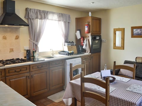 Well-equipped fitted kitchen | Cefn Helyg Bach, Cemaes Bay