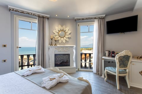 Junior Suite, Sea View | In-room safe, individually decorated, individually furnished, desk