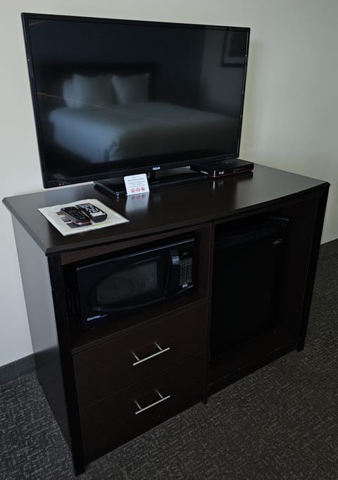 Premium bedding, pillowtop beds, desk, laptop workspace