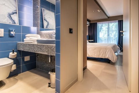 In-room safe, desk, blackout drapes, free cribs/infant beds