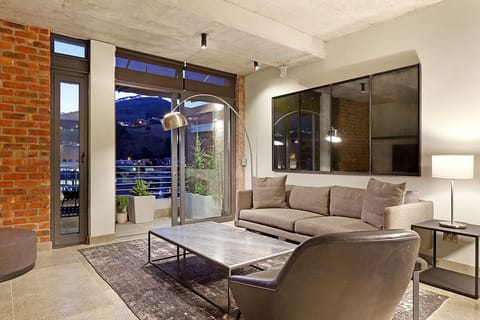 Comfort Apartment, 1 King Bed, Non Smoking | Living room | Flat-screen TV
