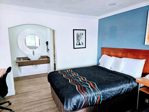 1 bedroom, desk, iron/ironing board (on request), WiFi (free)