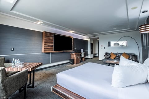 Premium Room | Minibar, in-room safe, desk, iron/ironing board