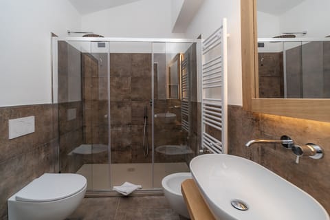 Comfort Triple Room | Bathroom | Shower, free toiletries, towels