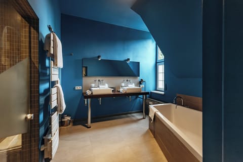 Suite | Bathroom | Deep soaking tub, free toiletries, hair dryer, towels