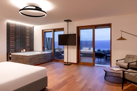 Luxury Spa Suite | Hypo-allergenic bedding, minibar, in-room safe, individually furnished