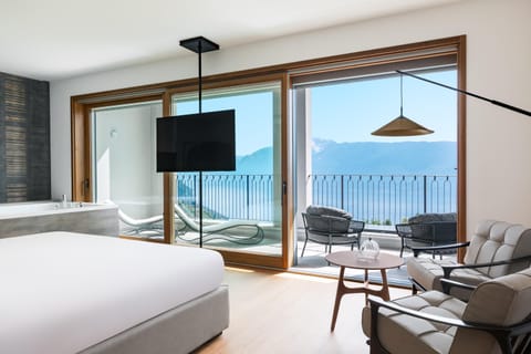 Luxury Spa Suite | Hypo-allergenic bedding, minibar, in-room safe, individually furnished