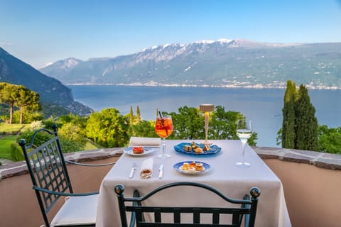Breakfast, lunch, dinner served; Italian cuisine, ocean views 