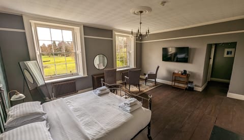 Deluxe Suite Derwent | Individually decorated, individually furnished, desk, iron/ironing board