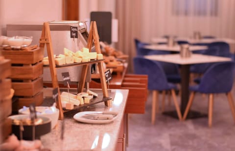 Daily buffet breakfast for a fee