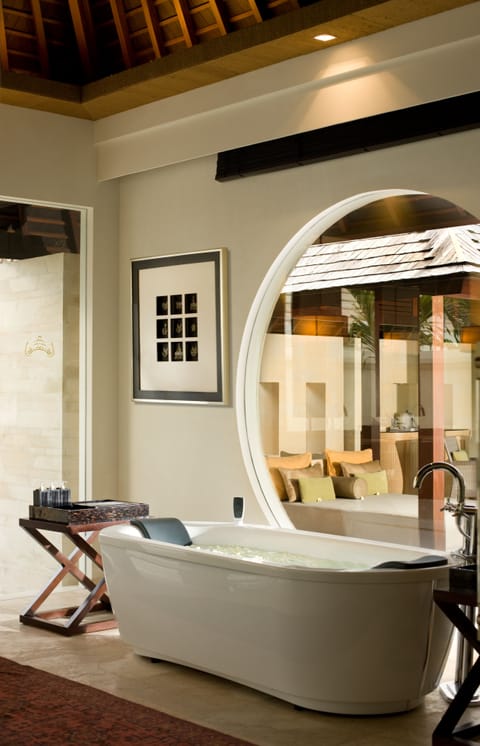 Separate tub and shower, deep soaking tub, free toiletries, hair dryer