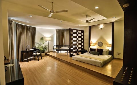 Suite Room | Premium bedding, in-room safe, individually furnished, desk