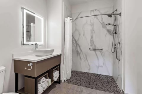 Combined shower/tub, free toiletries, towels