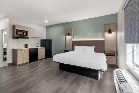 Room, 1 King Bed, Non Smoking (Efficiency) | Premium bedding, desk, laptop workspace, free WiFi