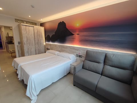 In-room safe, soundproofing, free WiFi, bed sheets