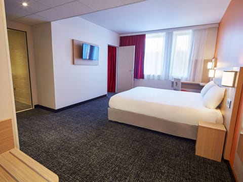 Standard Room, Multiple Beds | Desk, blackout drapes, soundproofing, free cribs/infant beds