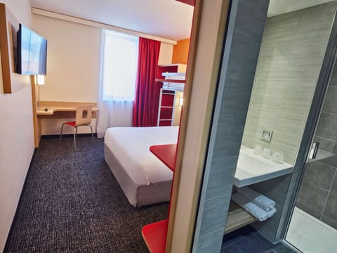 Standard Room, Multiple Beds | Desk, blackout drapes, soundproofing, free cribs/infant beds