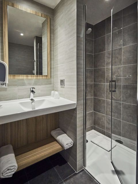 Shower, eco-friendly toiletries, towels