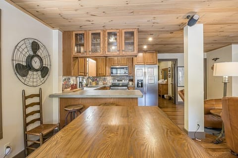 Dining area & kitchen