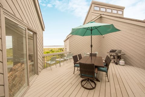 Huge Deck Overlooking Ocean with Weber Grill