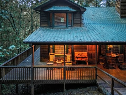 "OAKRIDGE"  Cabin with Wrap Around Deck