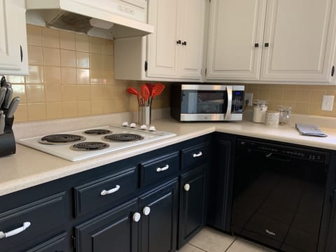Electric stove and microwave in kitchen